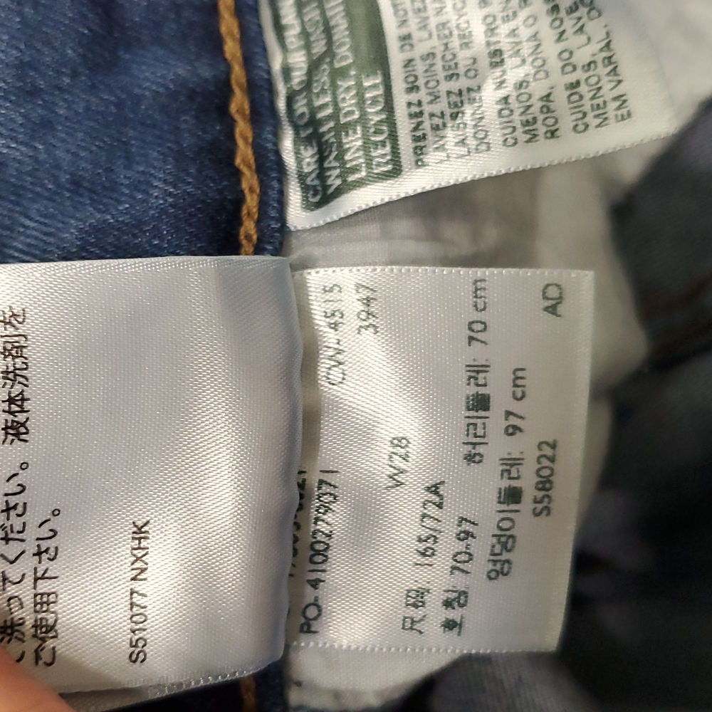Levi Shorts size 28 - Picture 11 of 11